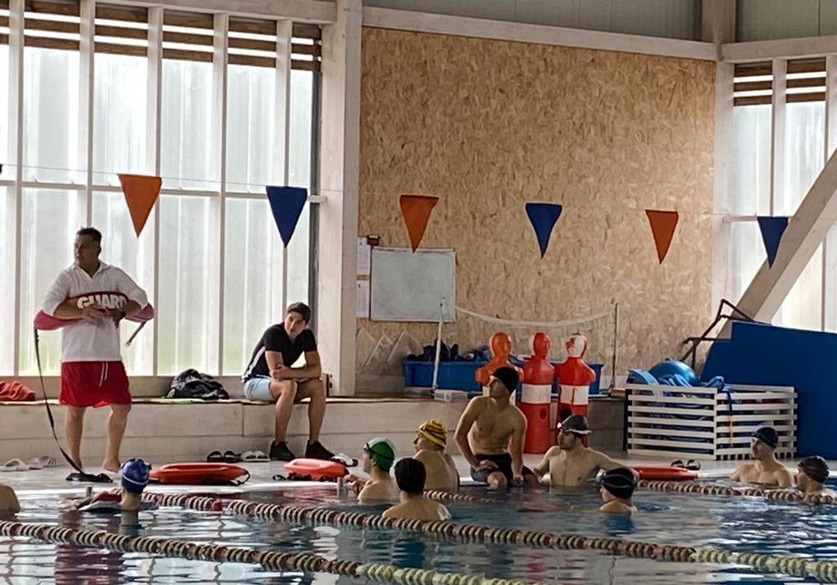 El último curso de socorrismo aprovechó las instalaciones de la piscina cubierta de Los Corrales.