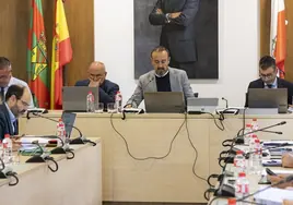 El alcalde, Javier López Estrada, en el centro, preside la sesión de este martes, durante el Pleno municipal.