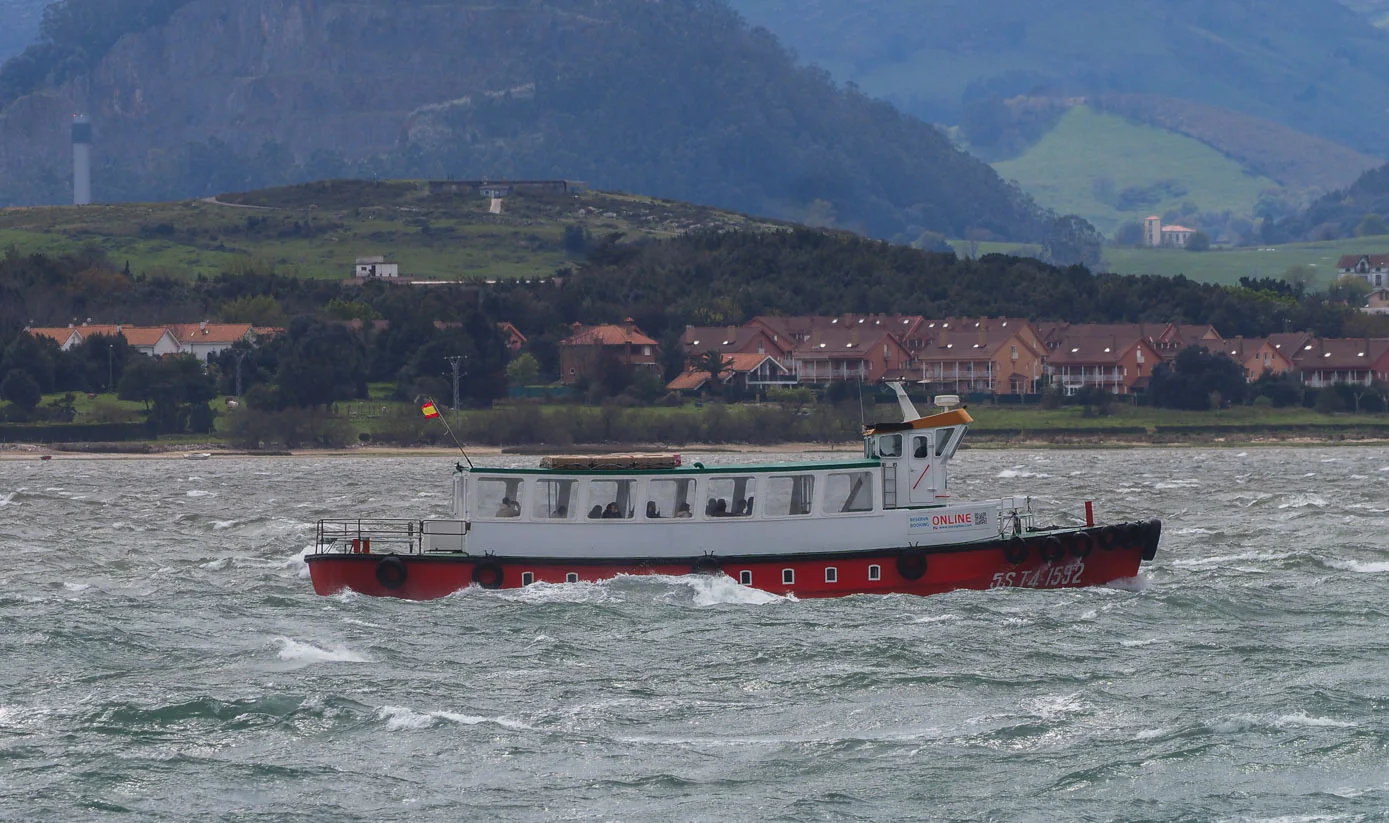 La estampa típica de Santander en un día ventoso con la pedreñera en la bahía.