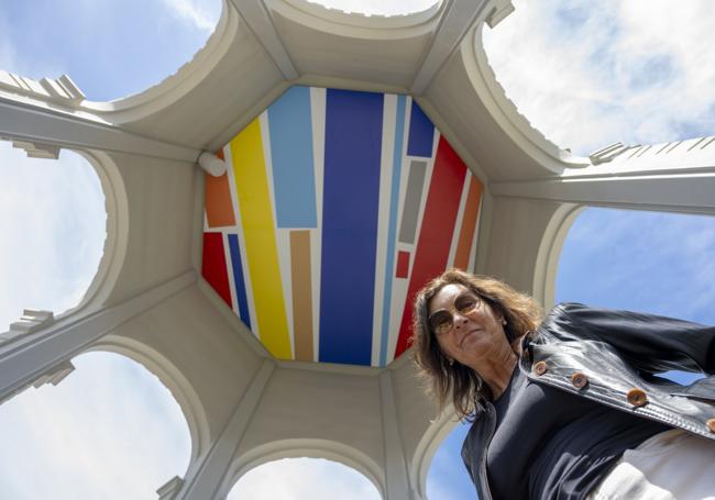 Arancha Goyeneche posa bajo la cúpula de una de las torres. En este caso ha utilizado una impresión sobre tela instalada sobre un soporte con la forma octogonal de cada torre.