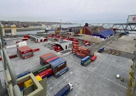 Plataforma logística de Boluda en Santander, junto a la Terminal Agroalimentaria y la nueva Terminal de Fertilizantes (azul a la derecha).