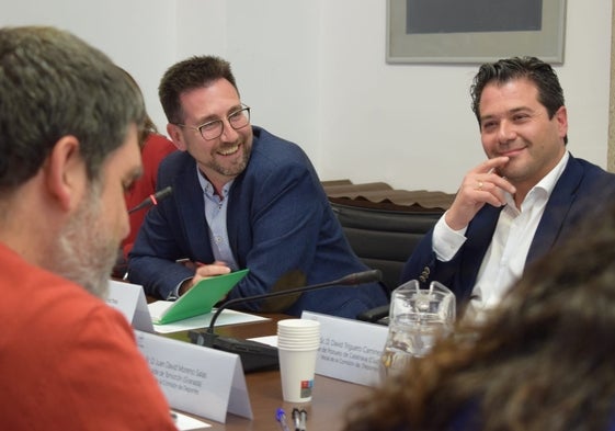 El alcalde de Colindres, Javier Incera, reunido con otros integrantes de la delegación de deportes.