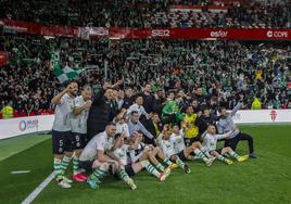 Los jugadores del Racing celebran en El Molinón su triunfo sobre el Sporting.