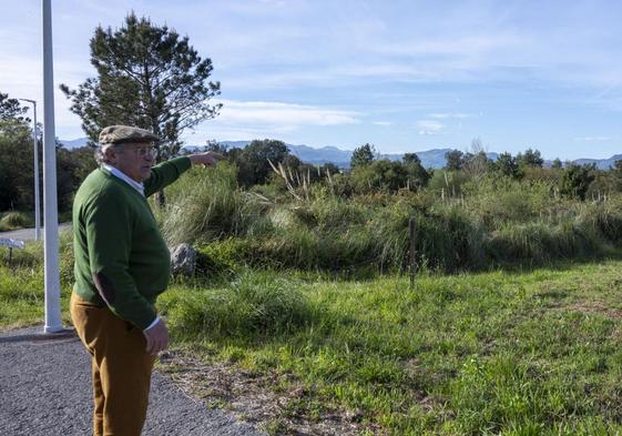 El alcalde de Ribamontán al Mar muestra los terrenos de Emilio Bolado donde está proyectado el campo de golf, un hotel y viviendas.