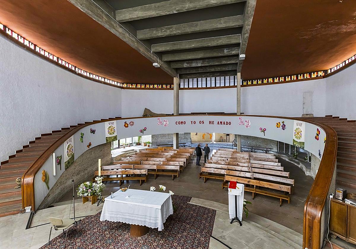 Interior del singular templo de Campuzano, obra del arquitecto torrelaveguense Ricardo Lorenzo.
