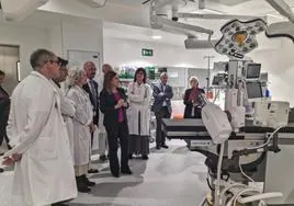 La presidenta del Gobierno, junto con el consejero, el equipo directivo del hospital y los jefes de Cirugía Cardiovascular y Radiología, en la visita.
