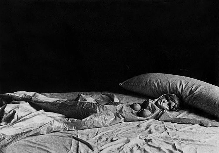 Muñeca hinchable. Barcelona, 1976. De la serie 'Descuartizar un cuerpo'.