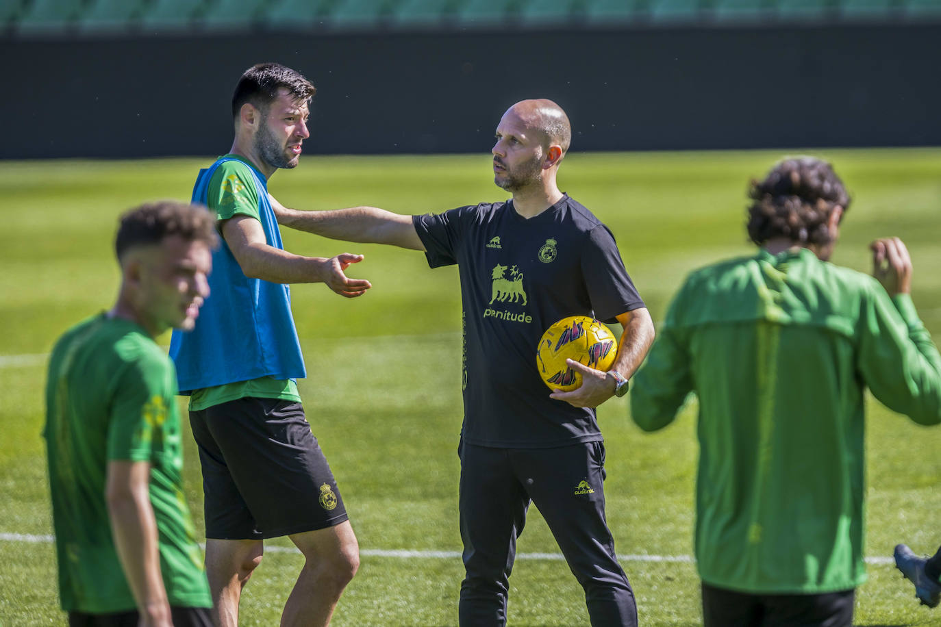 José Alberto, en el centro, charla con Roko Baturina durante el entrenamiento de ayer en los Campos de Sport de El Sardinero.