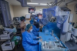 Profesionales de Valdecilla, durante una intervención quirúrgica con el robot Da Vinci.