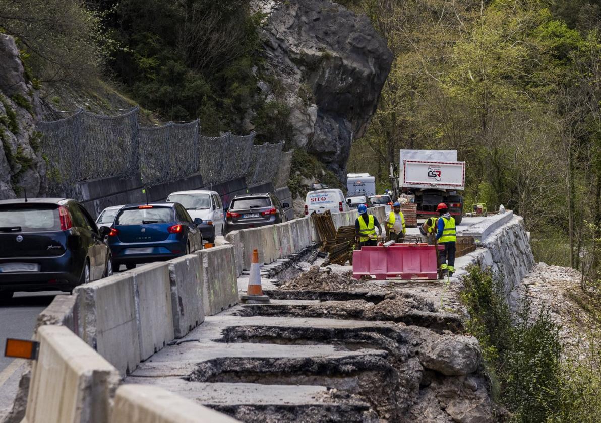 Labores en una de las nuevas escolleras que permitirán ampliar la calzada. La obra requiere crear 2,7 kilómetros de muros y estructuras laterales y 9,2 de voladizos.