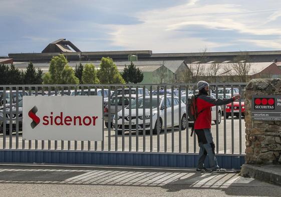 Un trabajador de Sidenor en Reinosa accede ayer al complejo de la fábrica campurriana.