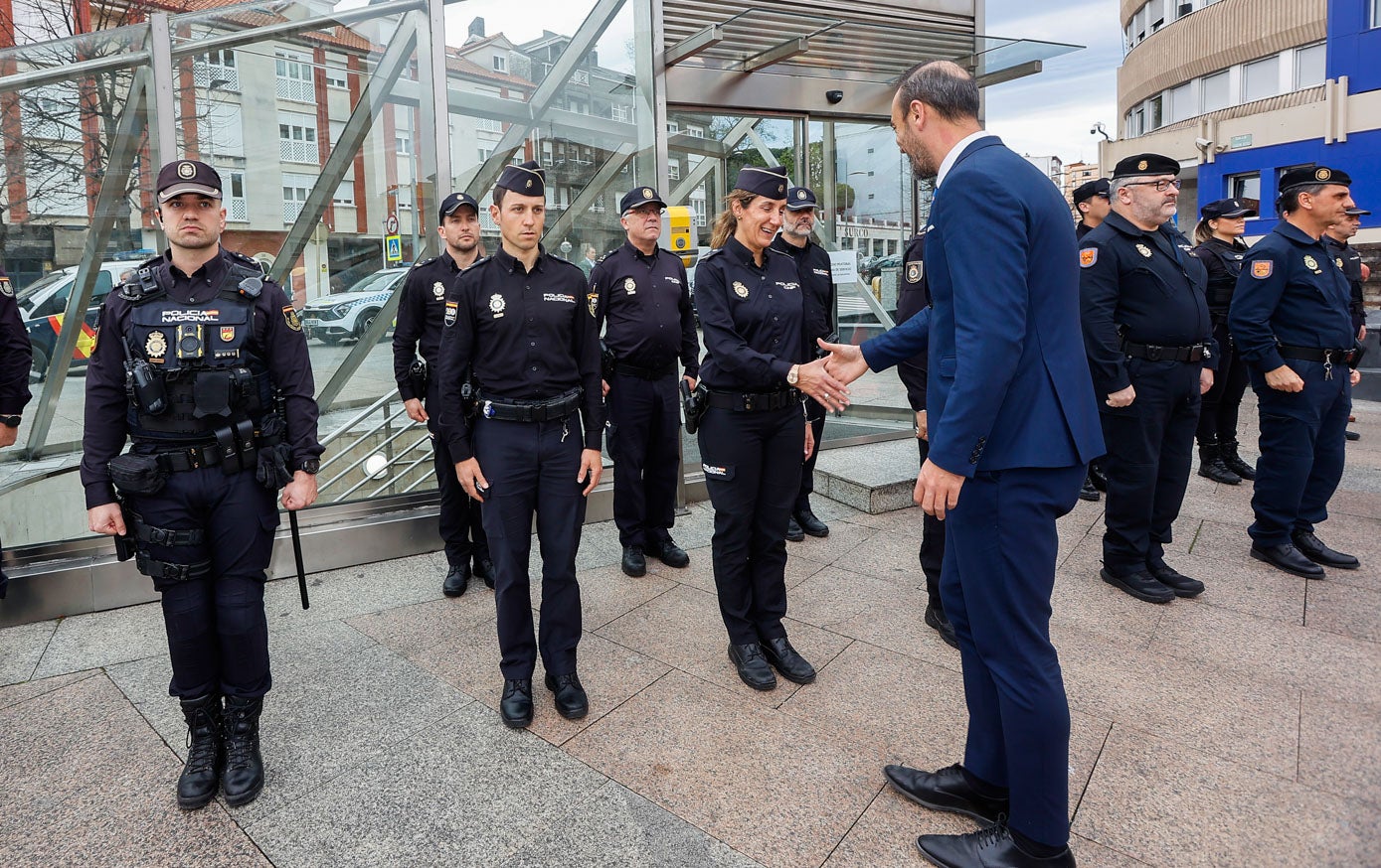 El alcalde, Javier López Estrada, estrecha la mano a los uniformados de la Policía Nacional, este viernes, durante el homenaje.  