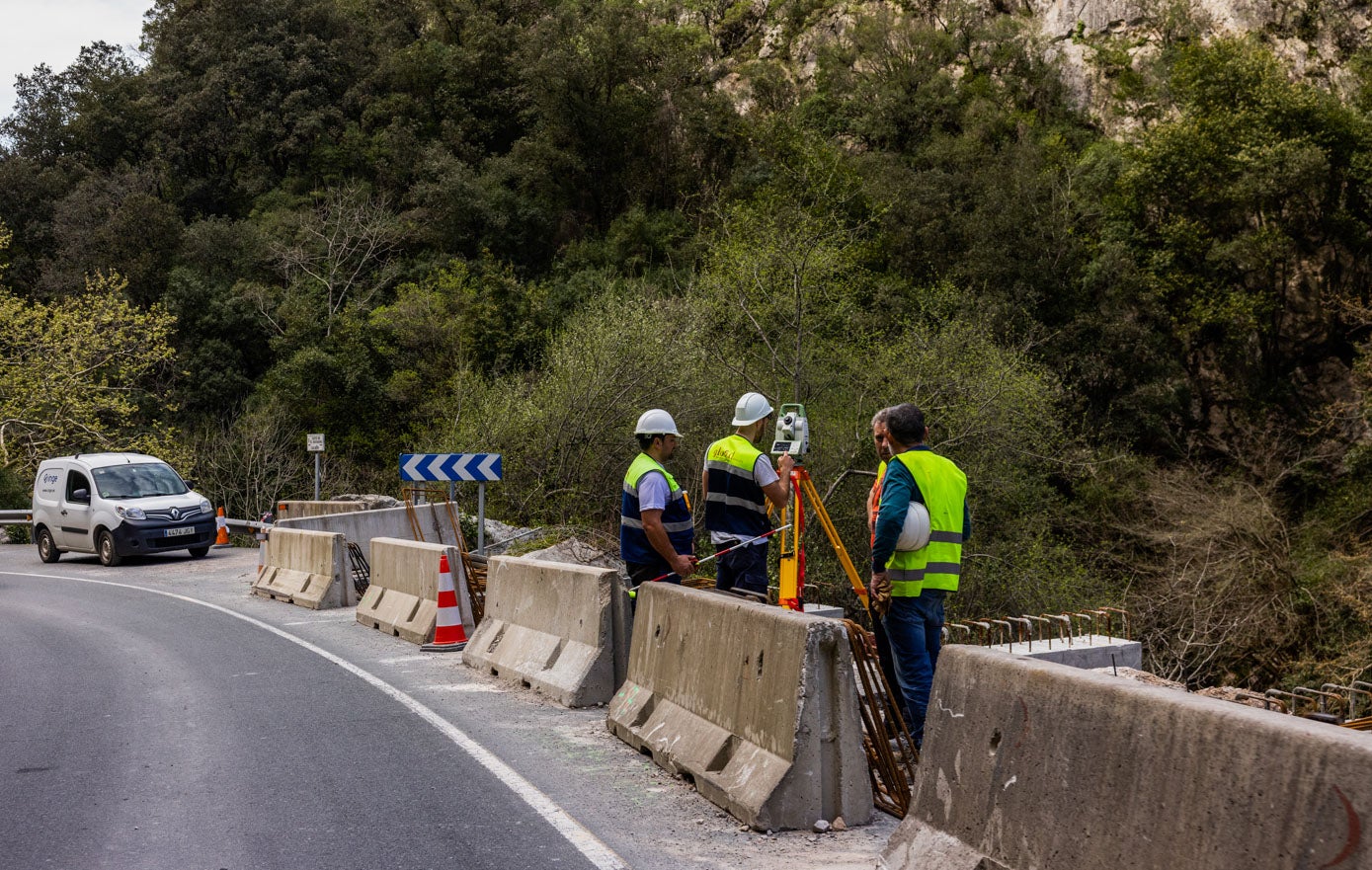 Operarios de la UTE adjudicataria del contrato por 78,2 millones de euros, este miércoles trabajando sobre el terreno.