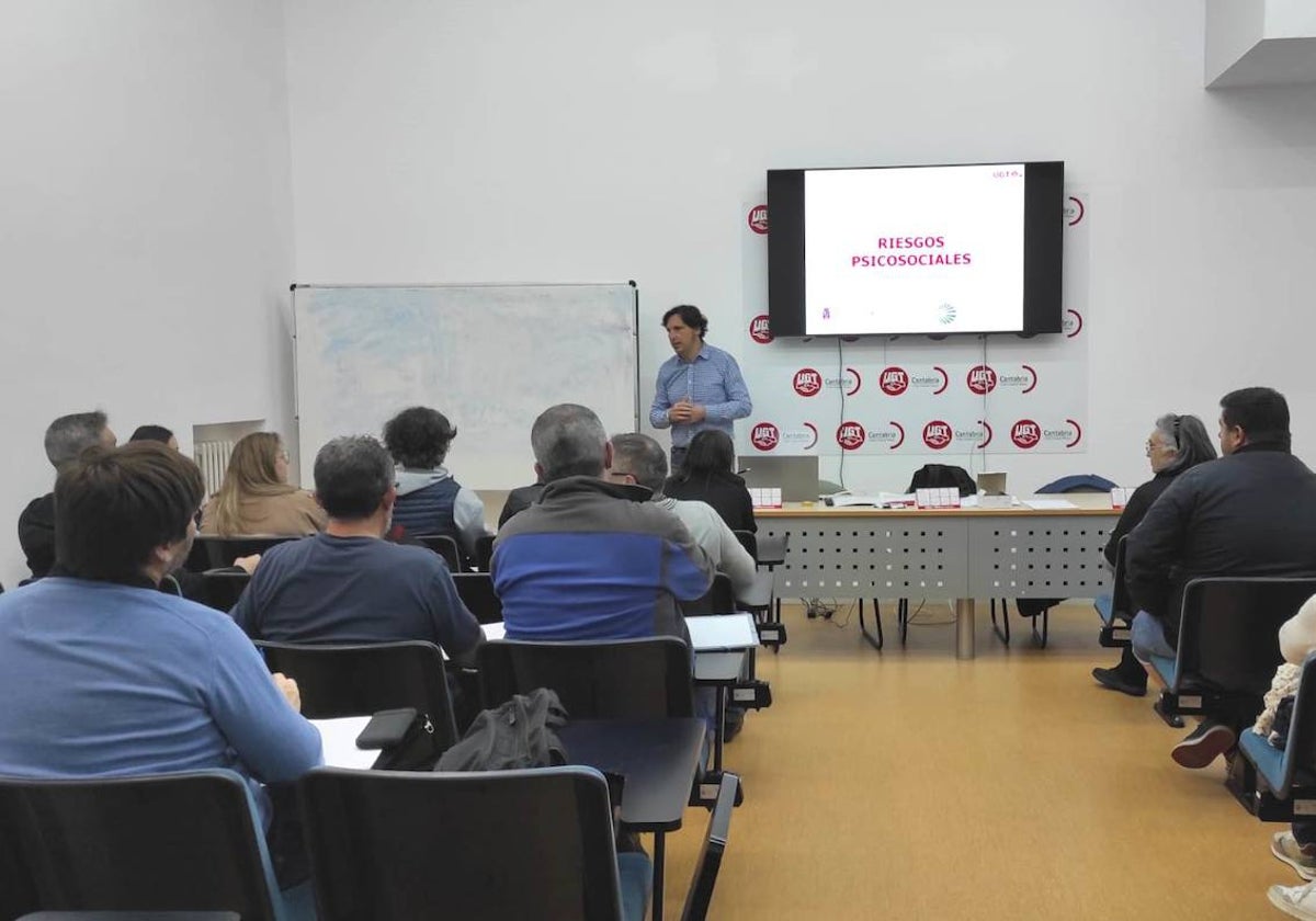 Primera jornada sobre riesgos psicosociales celebrada en la sede del sindicato en Torrelavega.