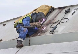 Un soldador durante el ensamblaje de una estructura.