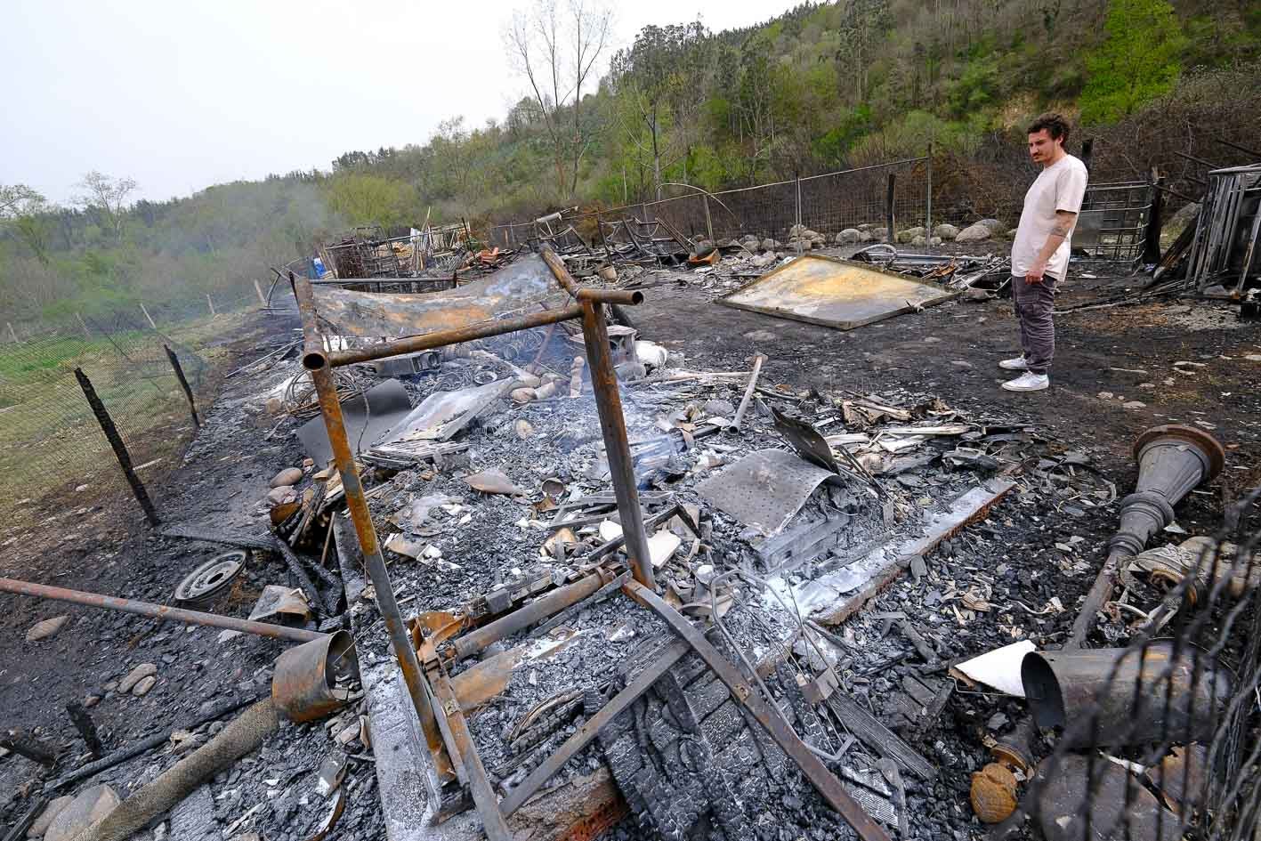 José María Mier Amieva observa los daños provocados por el fuego en su camping de Sopeña.