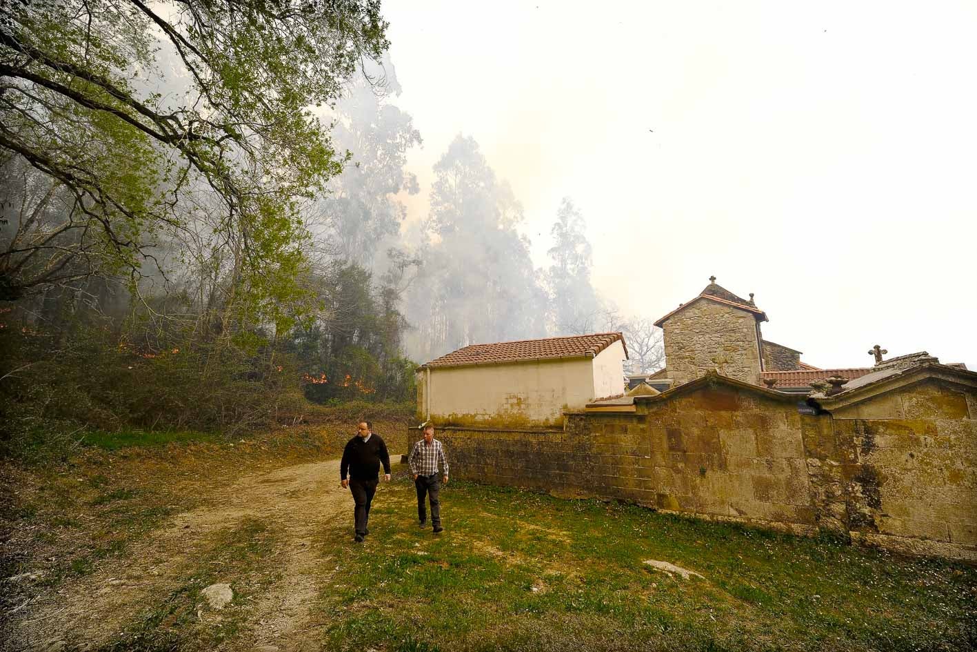 El fuego ha estado cerca de la iglesia y el cementerio de La Busta, en Alfoz de Lloredo.