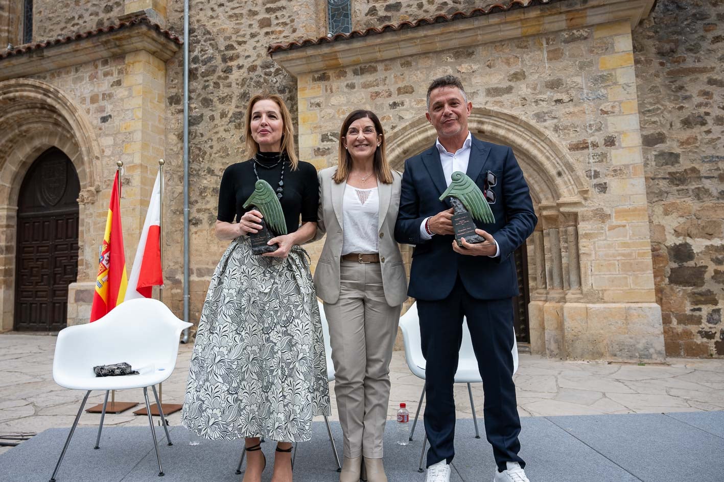 La presidenta regional posa junto a los dos premiados. 