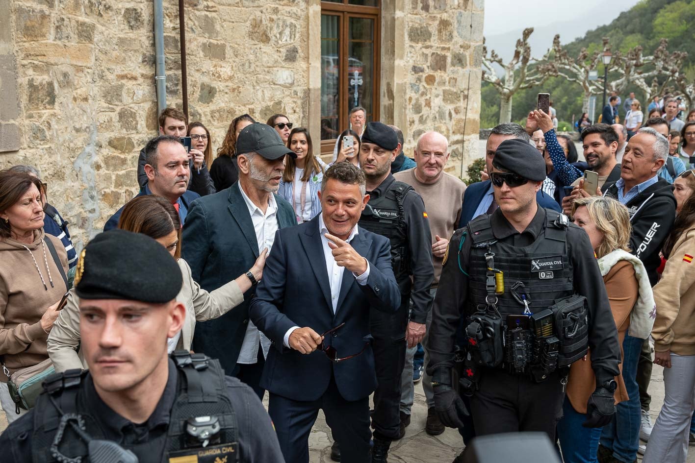 El cantautor en el momento en el que se dirigía hasta la explanada del Monasterio de Santo Toribio para recibir el premio.