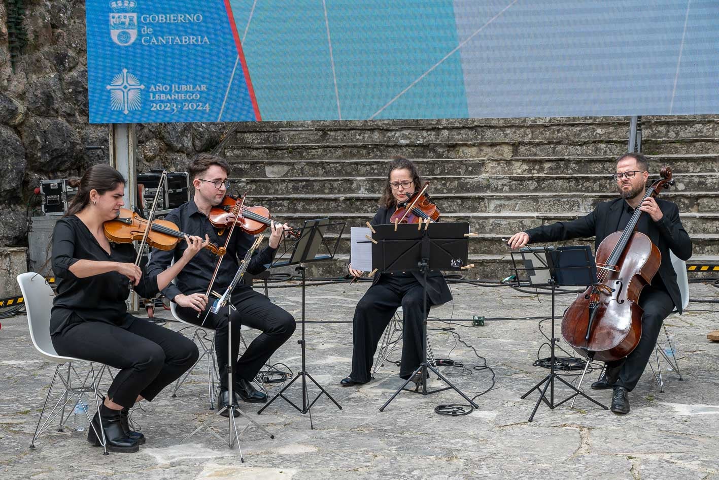 La Asociación Cultural Orquesta del Cantábrico durante una de las actuaciones. 