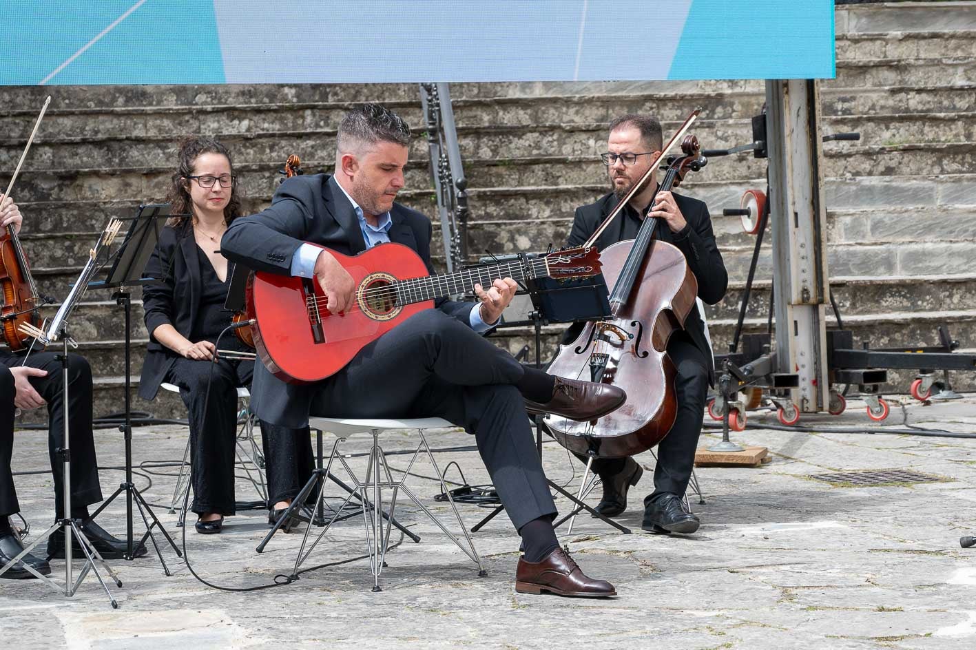 El guitarrista Alejandro Martín y la Asociación Cultural Orquesta del Cantábrico amenizaron la jornada.