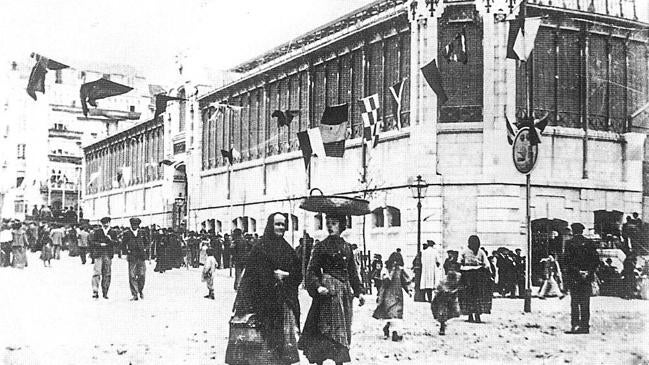 Imagen antes - A la izquierda, dos mujeres con cestas y bolsas tras hacer la compra en la plaza de la Esperanza a principios del pasado siglo. A la derecha, el mismo encuadre que la fotografía histórica superior, pero más de cien años después.