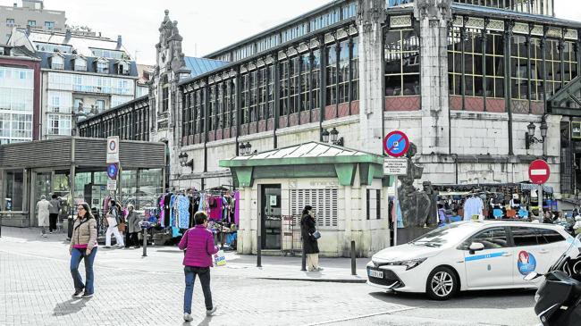 Imagen después - A la izquierda, dos mujeres con cestas y bolsas tras hacer la compra en la plaza de la Esperanza a principios del pasado siglo. A la derecha, el mismo encuadre que la fotografía histórica superior, pero más de cien años después.