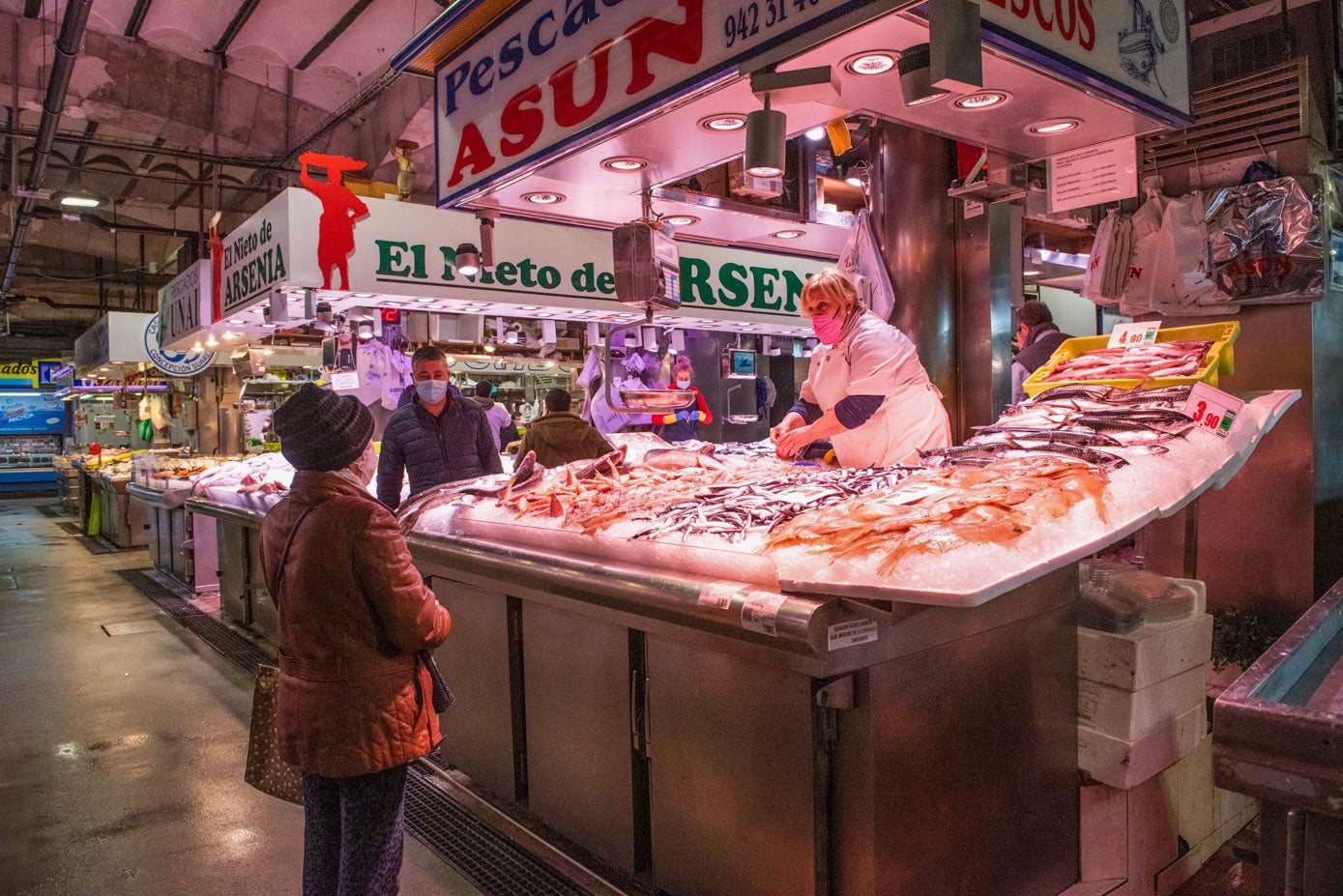 La pandemia afectó a las ventas, aunque no impidió que clientes y comerciantes siguieran adelante con las mascarillas puestas.