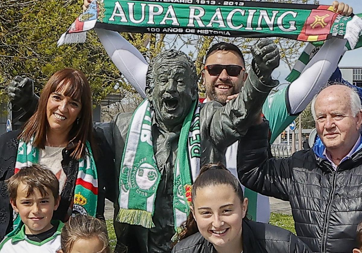 Aficionados junto a la estatua de Preciado en Gijón.