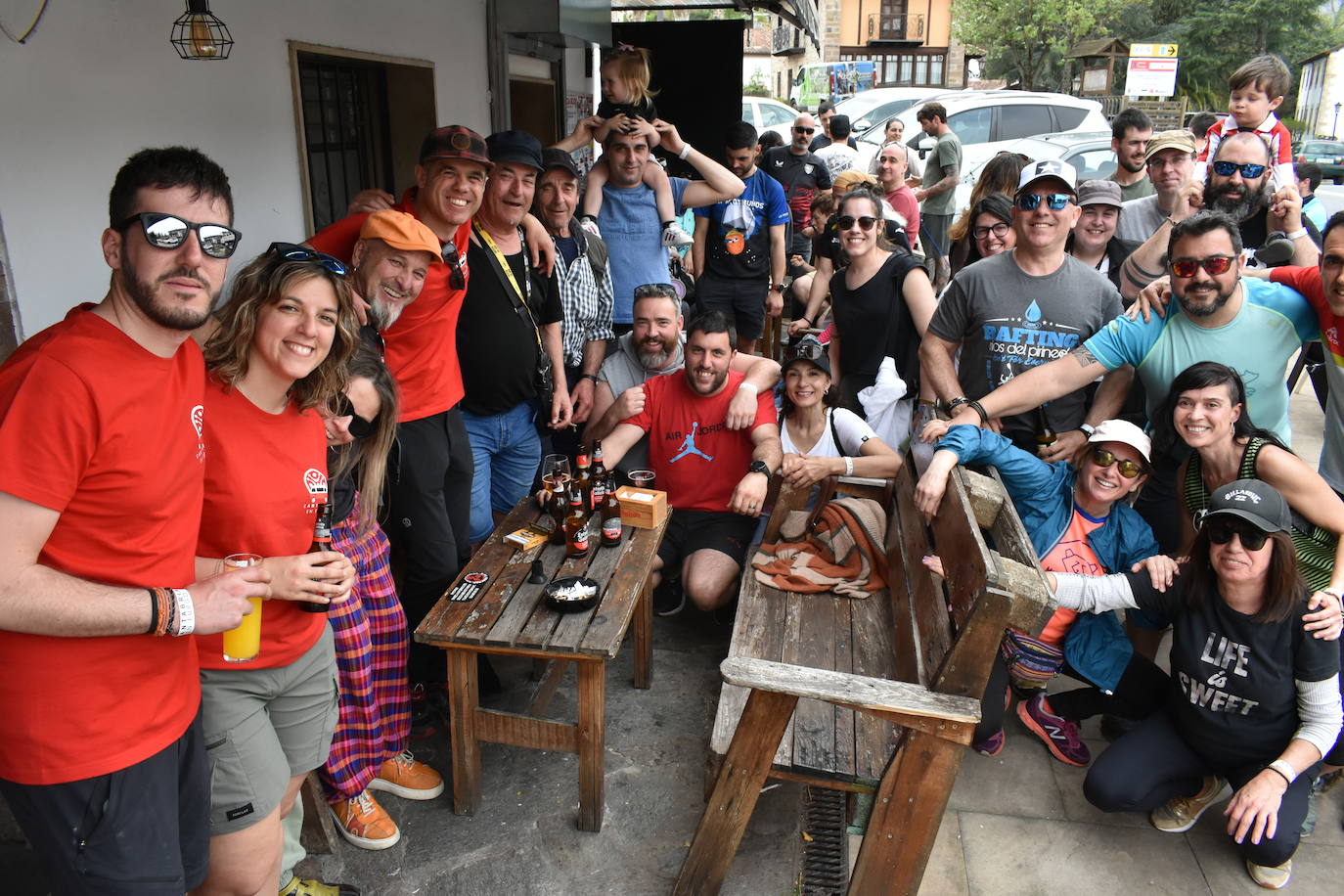 Grupo de asistentes, a la hora del vermut en la Plaza de Bárcena.