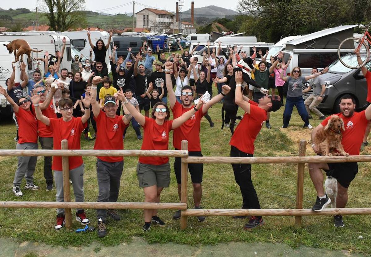 Participantes y organización (en primera línea) del Encuentro Camper en el área de autocaravanas de Bárcena de Pie de Concha.