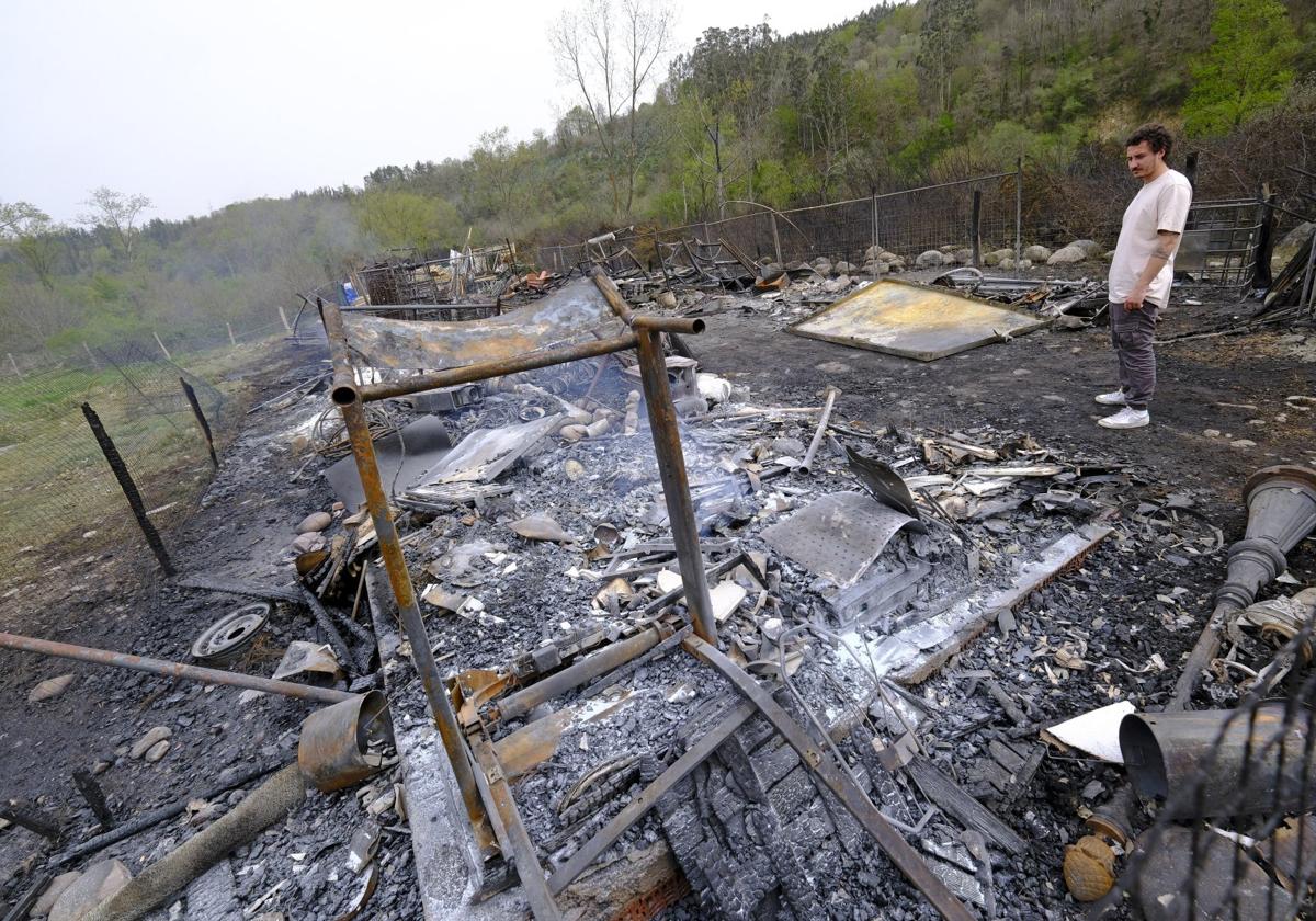 El propietario observa los destrozos tras el incendio.