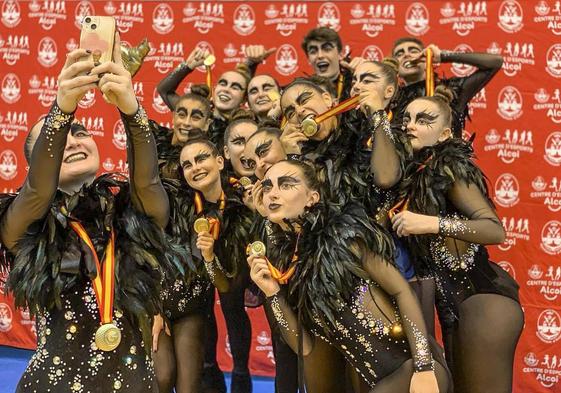La Escuela de Patinaje de Laredo se hace un selfi con las medallas de oro de la Copa de España.