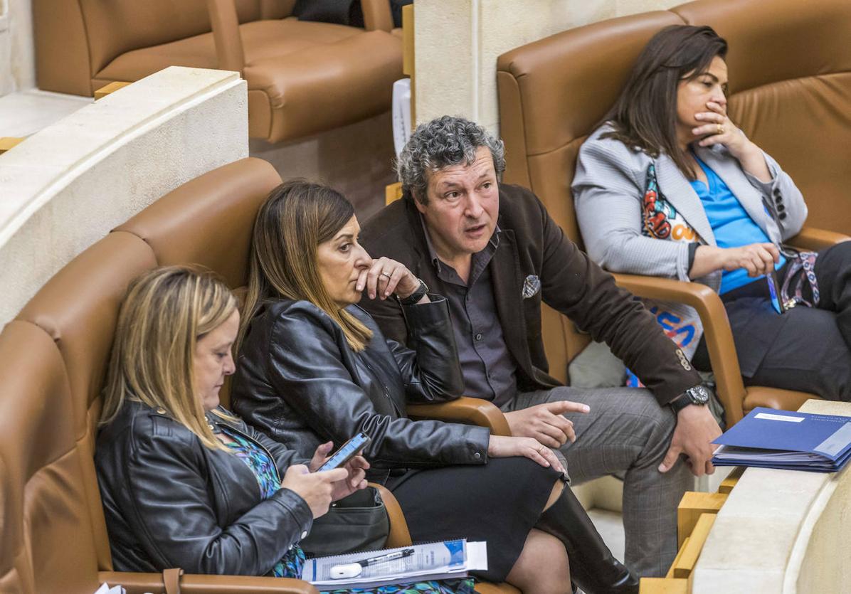 El popular Íñigo Fernández charla con la presidenta. Les flanquean las consejeras Urrutia y Gómez del Río