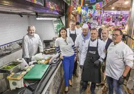 El chef Floren Bueyes junto a la alcaldesa Gema Igual y más miembros de Cocineros de Cantabria.