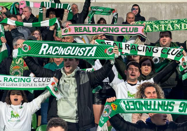 Los aficionados del Racing animaron sin descanso durante todo el encuentro.