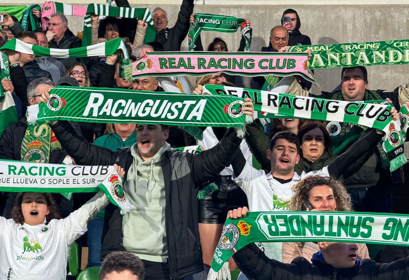 Los aficionados del Racing animaron sin descanso durante todo el encuentro. 