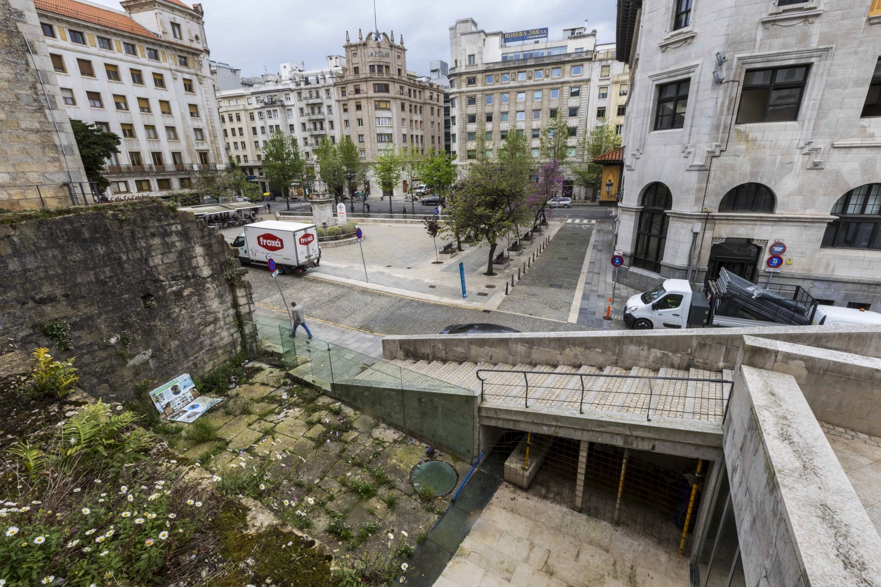 Solar sin uso junto a la escalinata de la Catedral de Santander.