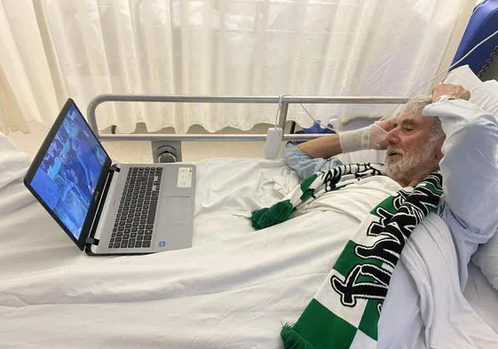 Mauricio Gómez sigue el partido desde su habitación del hospital.