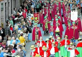 La cofradía del Orujo desfilando por las calles de Potes durante la Fiesta del Orujo de 2023.