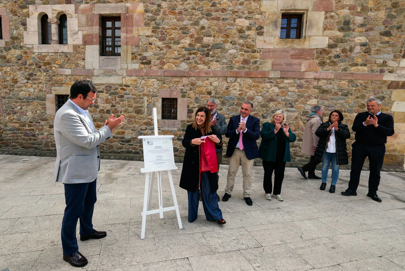 Buruaga ha sido la encargada de descubrir la placa que acredita a Barcenillas como Pueblo de Cantabria 2023 y que recoge la siguiente inscripción: «En reconocimiento a su labor de recuperación de la tradición y la arquitectura popular y la adecuación de espacios públicos urbanos, favoreciendo la calidad de vida de los vecinos».