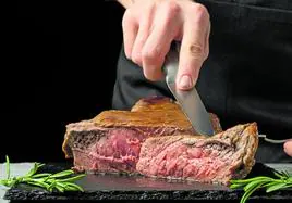 Para conseguir piezas de carne tiernas y sabrosas el corte en crudo debe hacerse de manera transversal a las fibras musculares.