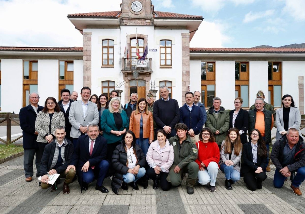 La presidenta en Ruente junto a los participantes en la jornada de lanzamiento de este programa este martes.