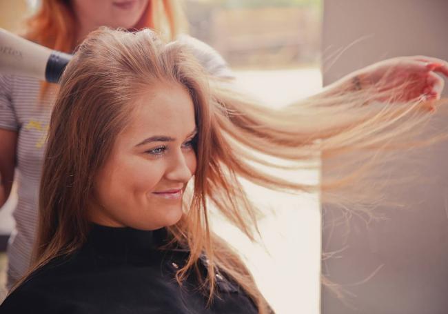 Si tienes el cabello es fino, un corte con capas puede ayudarte a tener más volumen.