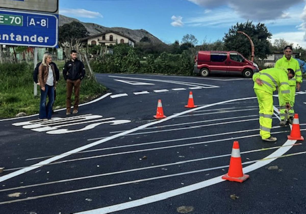 Operarios ultiman las obras de mejora en el vial que une las dos pedanías castreñas.