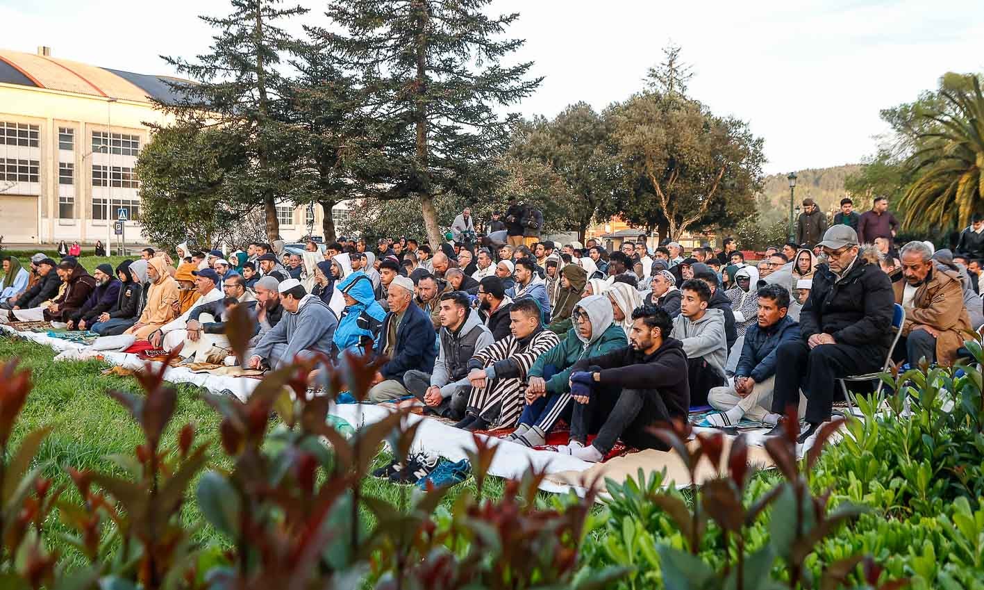 La imagen de más de 200 personas rezando en el parque llamó la atención de muchísimos vecinos, camino del instituto, el trabajo o de paseo con el perro.