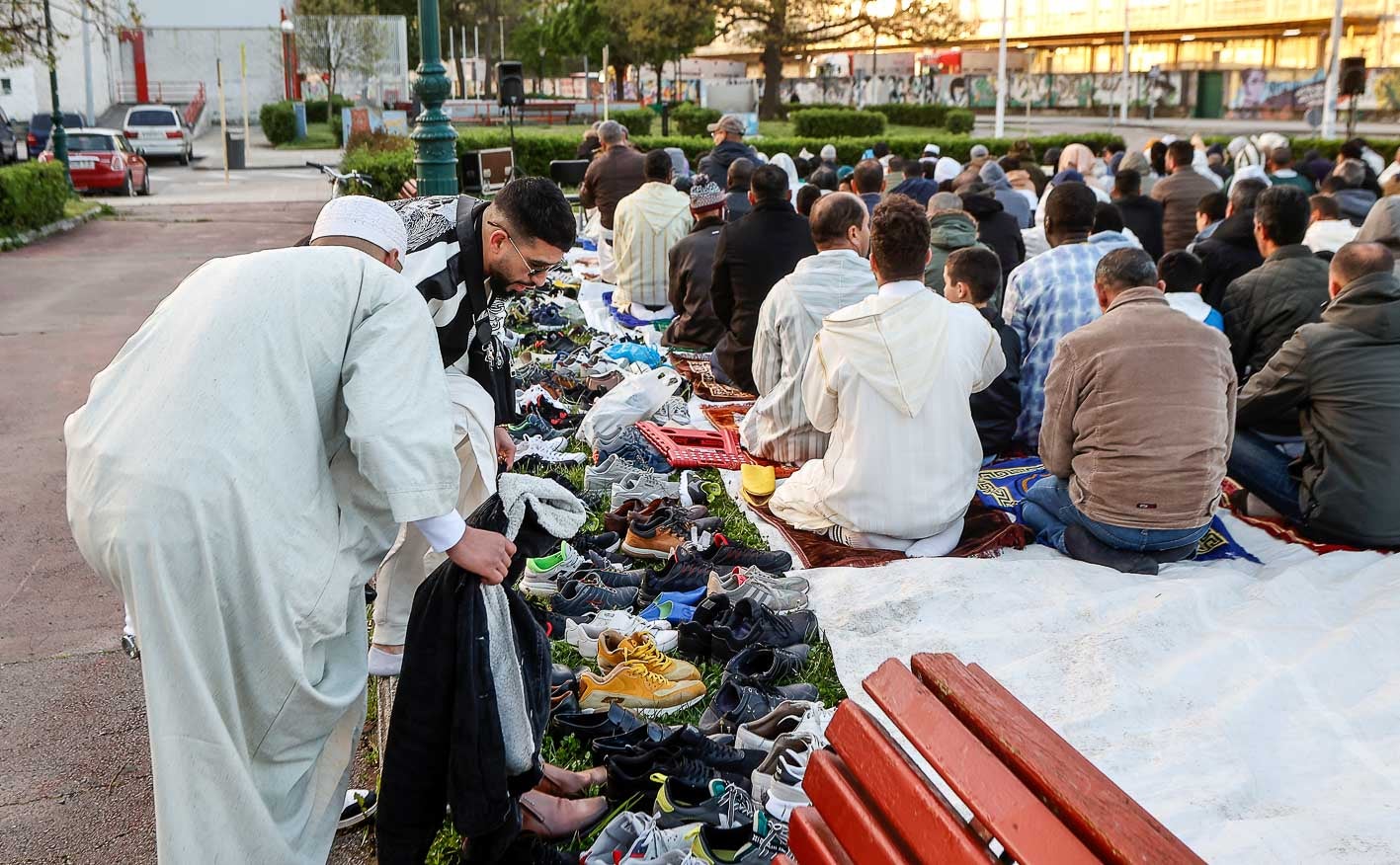 En un costado del terreno, los asistentes dejaron cientos de zapatillas de deporte, sandalias, alpargatas y hasta botas.