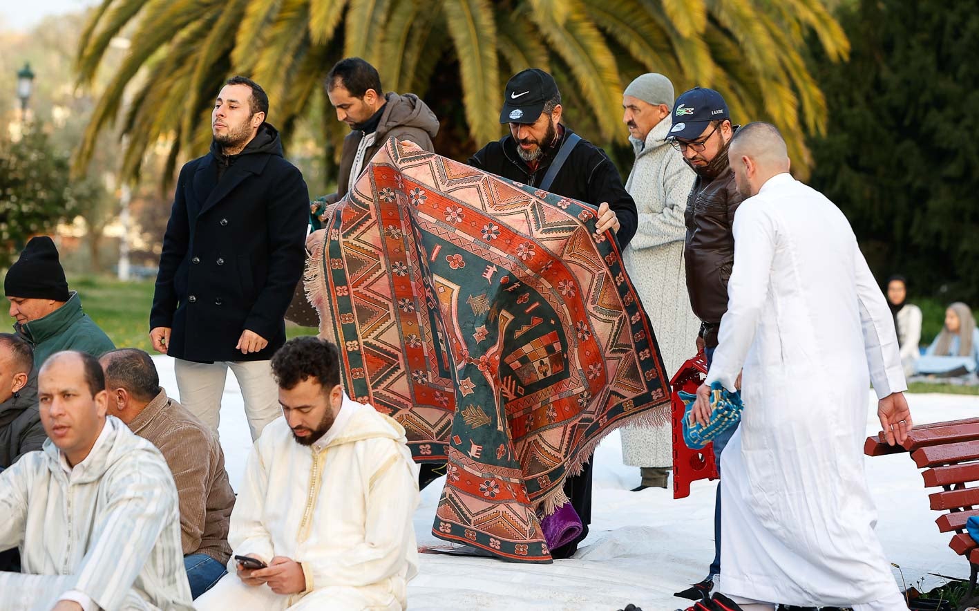 Desde las siete y media de la mañana, al parque fueron llegando decenas de personas con sus alfombras, que colocaron sobre la lona para rezar momentos después.