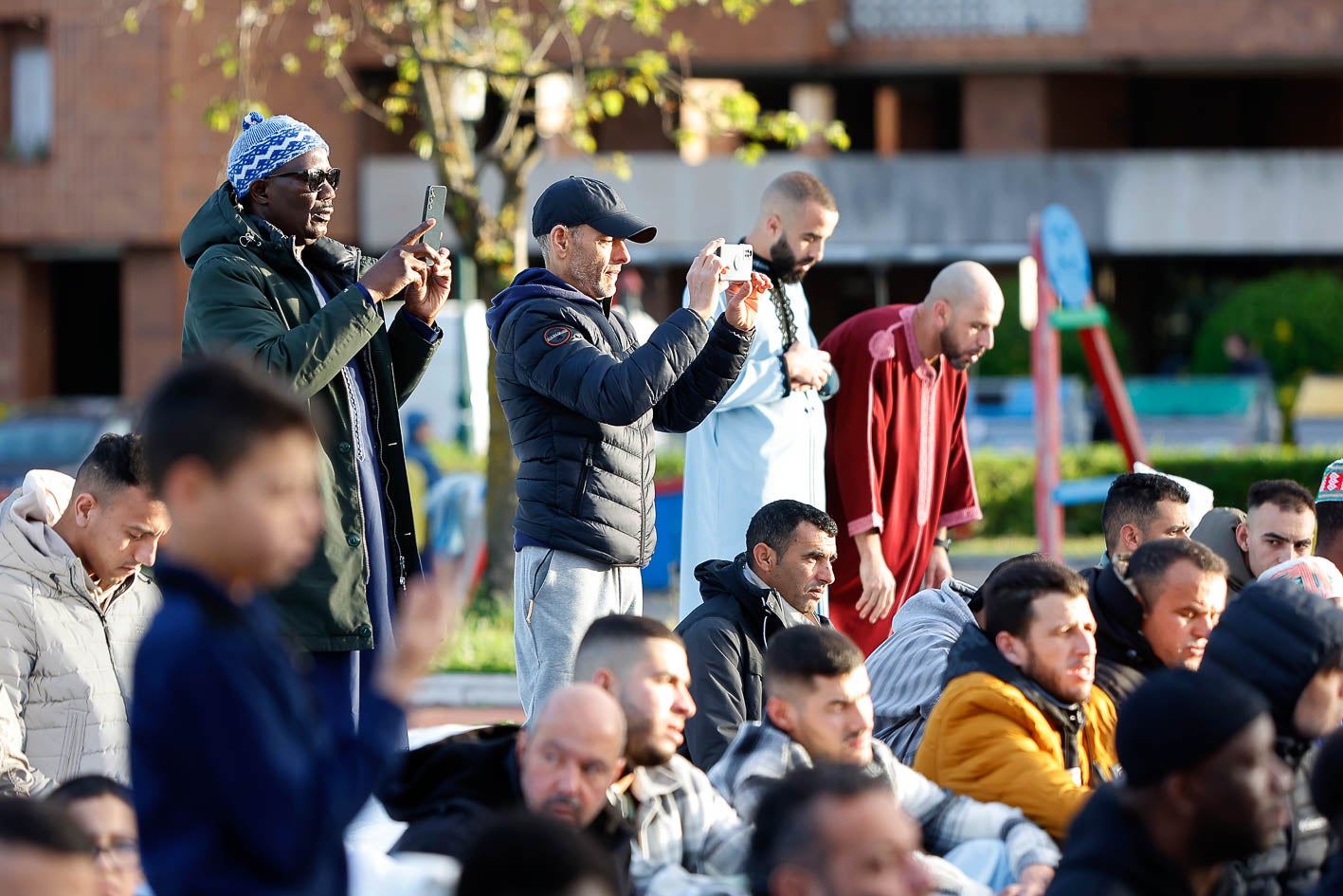 Los vecinos musulmanes han practicado el rezo durante cerca de veinte minutos, inclinándose sucesivamente para despedir la celebración más señalada de este credo.