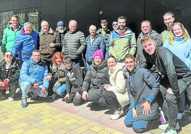 Los racinguistas posan en las taquillas de El Plantío después de hacer cola para sacar una entrada quince días antes del partido.